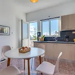 Sea And Mountain View Apartment