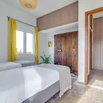 Sea And Mountain View Apartment
